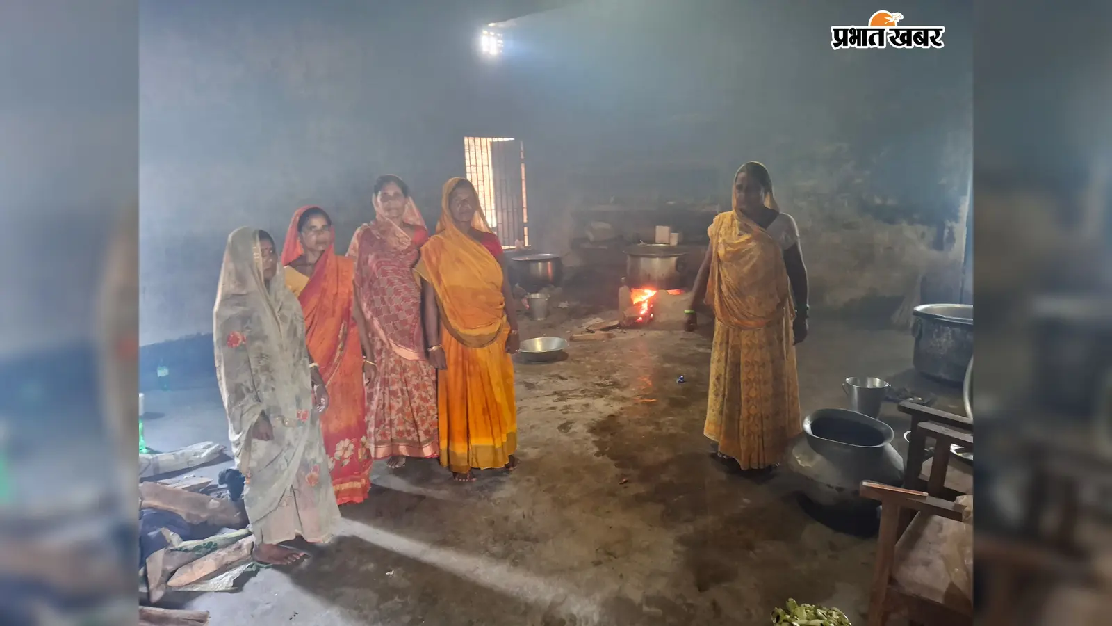 स्कूलों में गैस की आपूर्ति ठप, लकड़ी के चूल्हे पर बन रहा बच्चों का मध्याह्न भोजन
