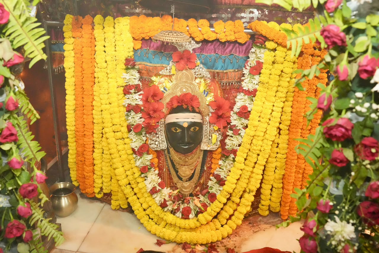 थावे मंदिर में मां सिंहासनी के दर्शन