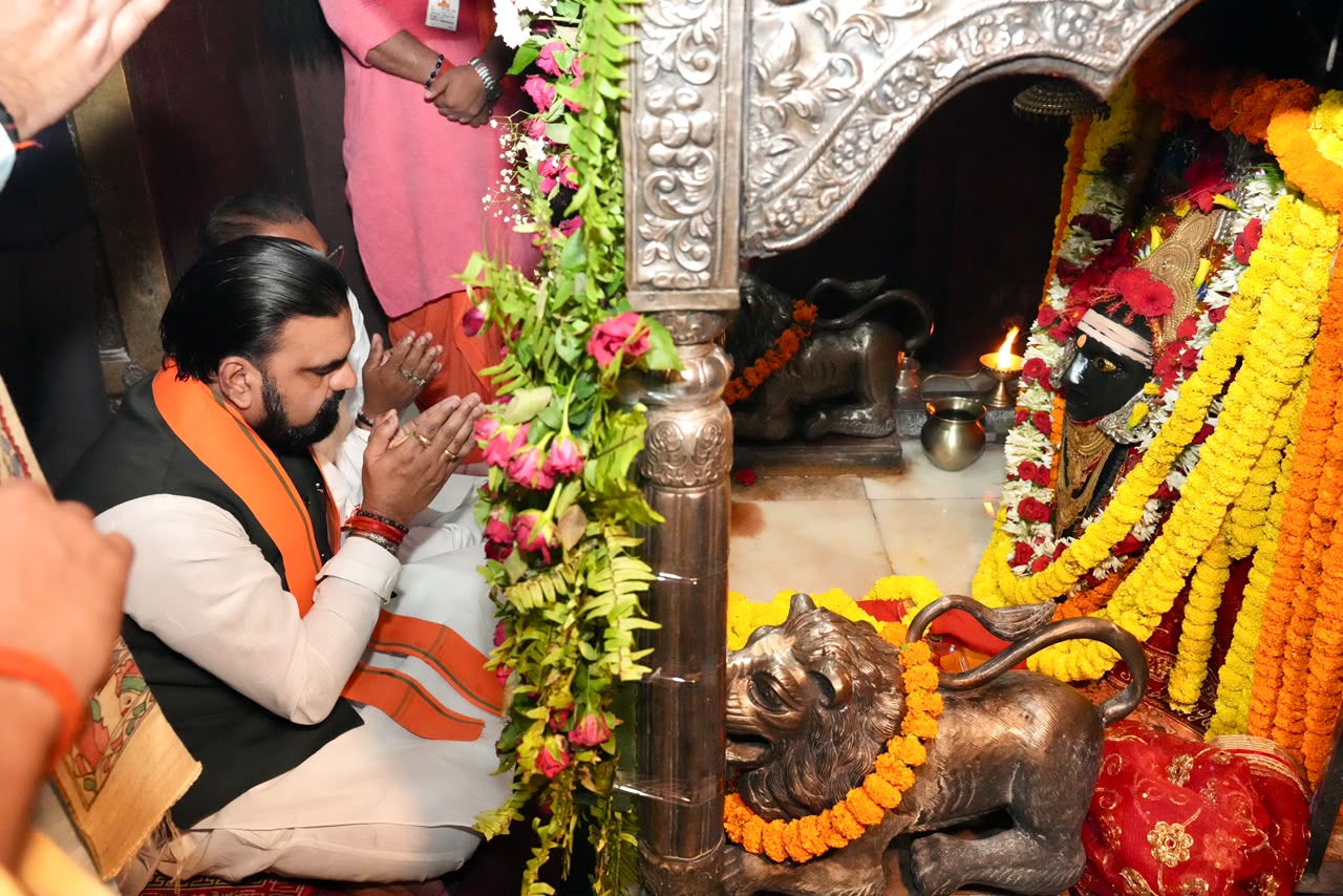 मां सिंहासनी की पूजा में लीन मुख्यमंत्री