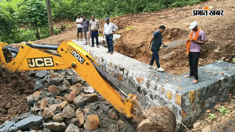 पीएमजीएसवाई सड़क निर्माण में गड़बड़ी पर चला विभाग का बुलडोजर, तीन पुलिया ध्वस्त