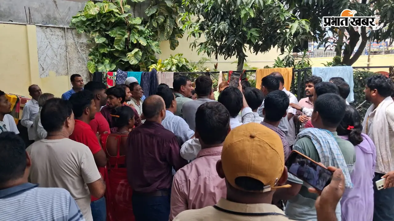 गोपालगंज के निजी अस्पताल में डिलीवरी के 4 दिन बाद महिला की मौत, परिजनों का हंगामा-तोड़फोड़, डॉक्टर-कर्मी फरार