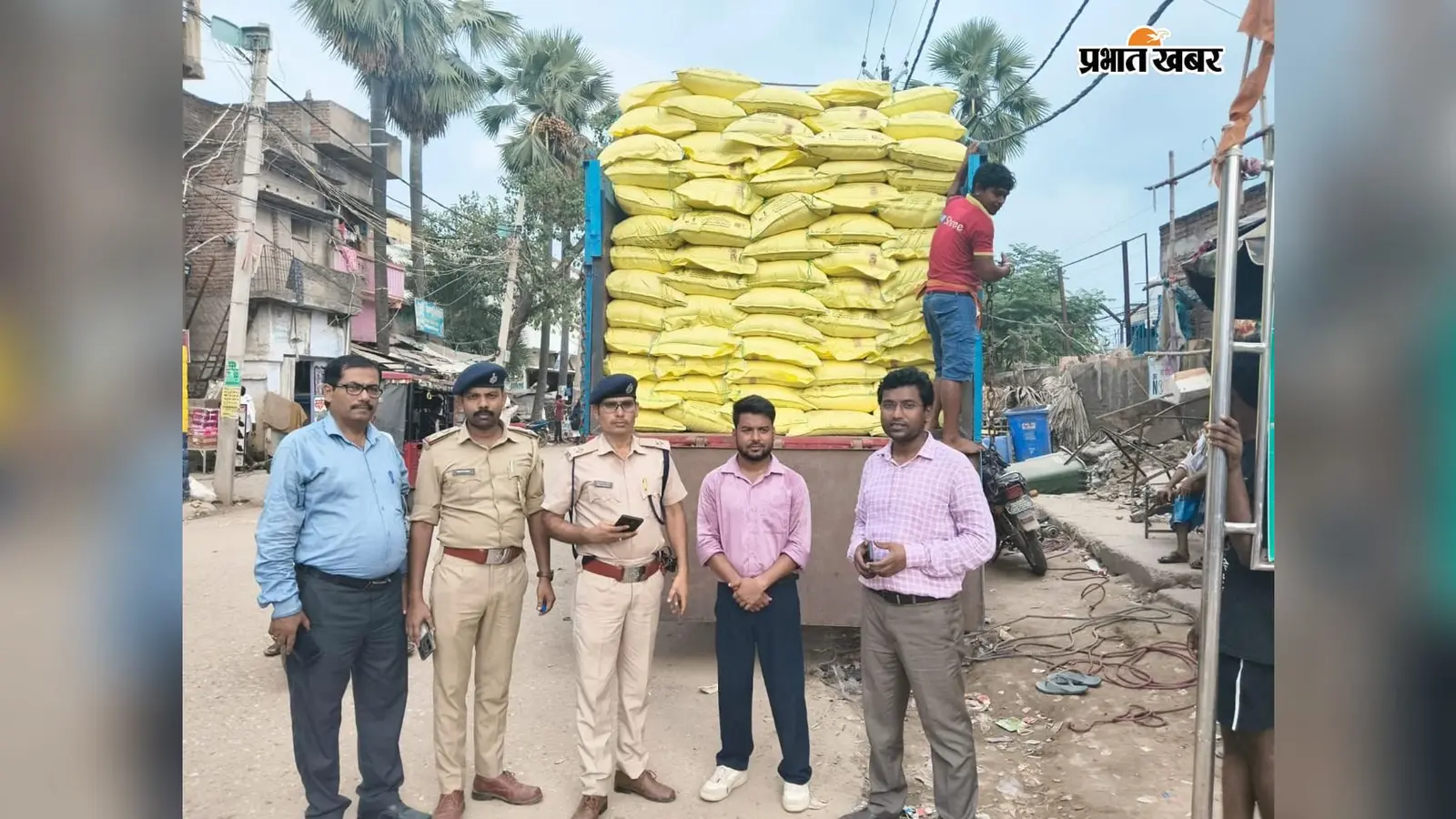 मोतिहारी: यूरिया लदा ट्रक छोड़कर भागा चालक, नेपाल भेजने या कालाबाजारी की आशंका