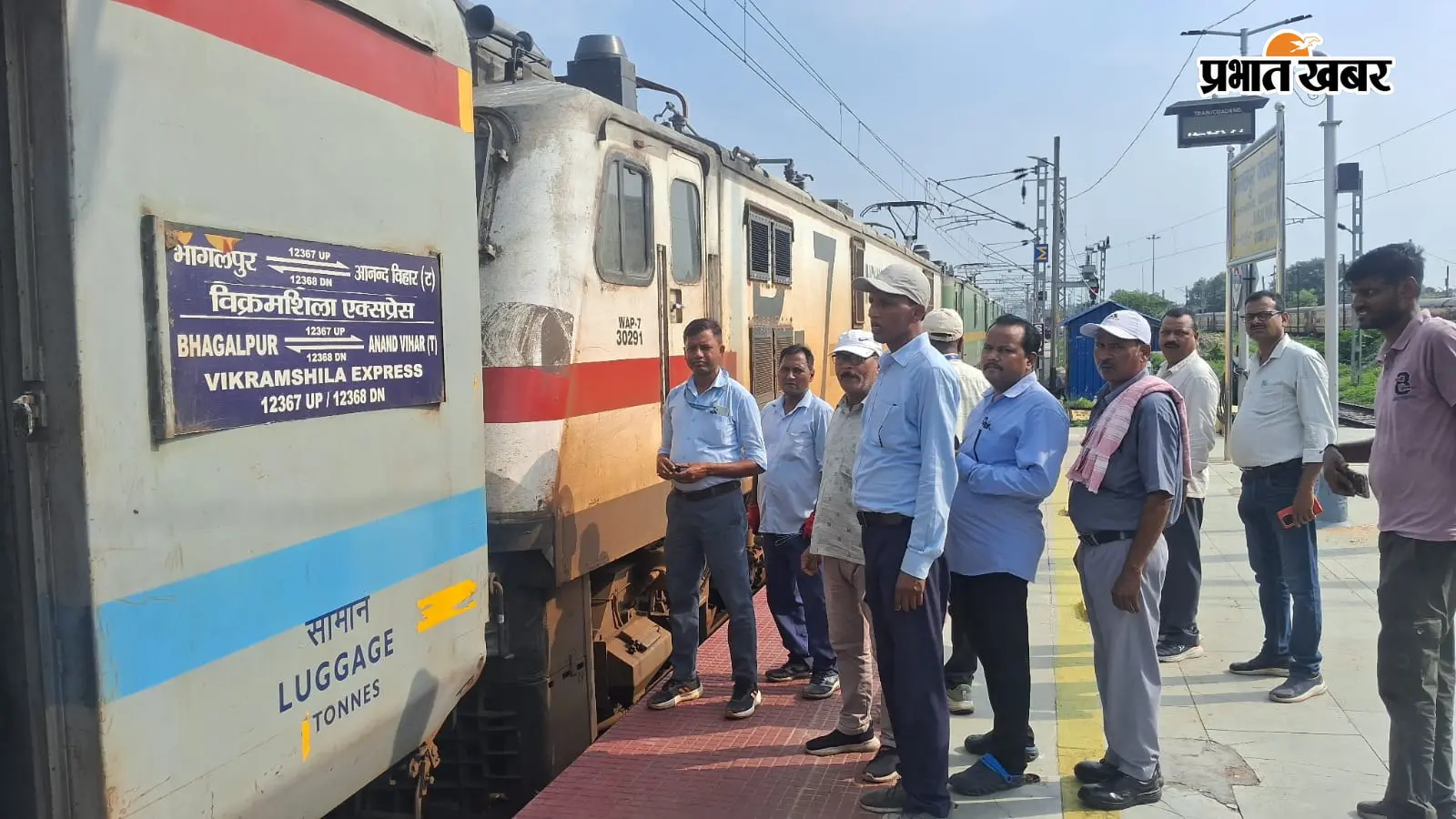 सुल्तानगंज में विक्रमशिला एक्सप्रेस का इंजन फेल, तीन इंजनों के सहारे जमालपुर पहुंची ट्रेन
