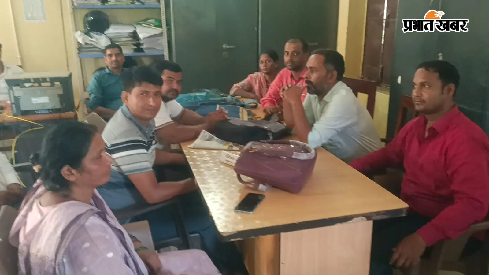 आठ महीने से वेतन नहीं मिलने पर आवास सहायकों की दो दिवसीय हड़ताल शुरू