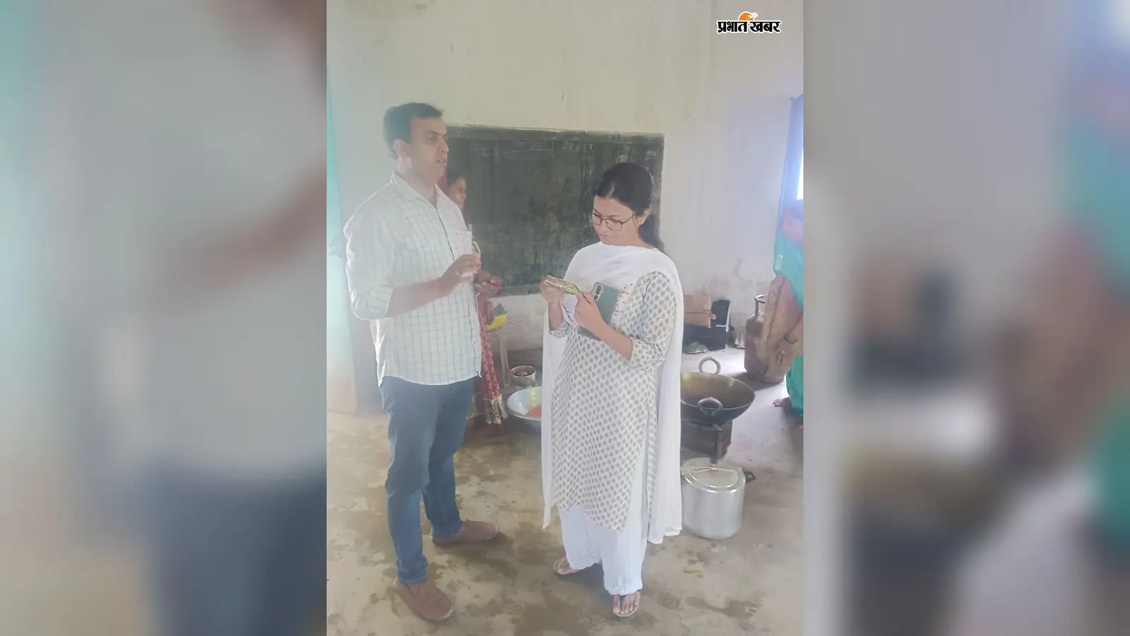 गढ़वा के स्कूलों में MDM की खुली पोल! कहीं एक्सपायर्ड मसाले से खाना, तो कहीं बच्चों को कम मिला भोजन