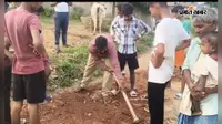 सरकार का इंतजार नहीं, खुद बदली गांव की तस्वीर! बाइक पर मोरम ढोकर युवाओं ने बना दी श्मशान घाट की सड़क