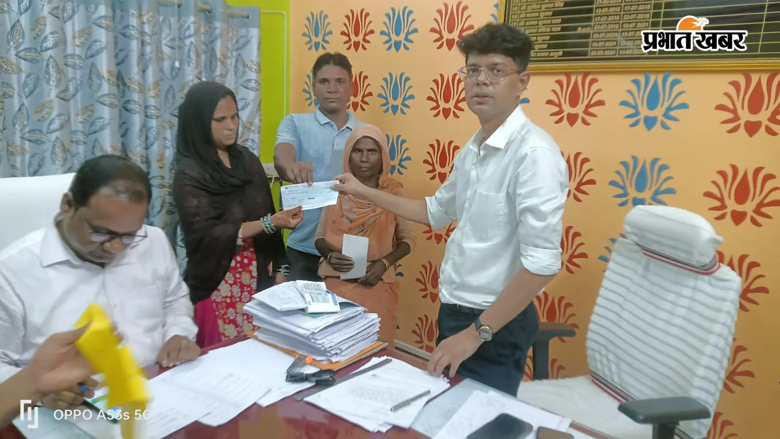 गोगरी में अग्निपीड़ित परिवारों को मिली राहत, सीओ ने 12-12 हजार रुपये के चेक बांटे