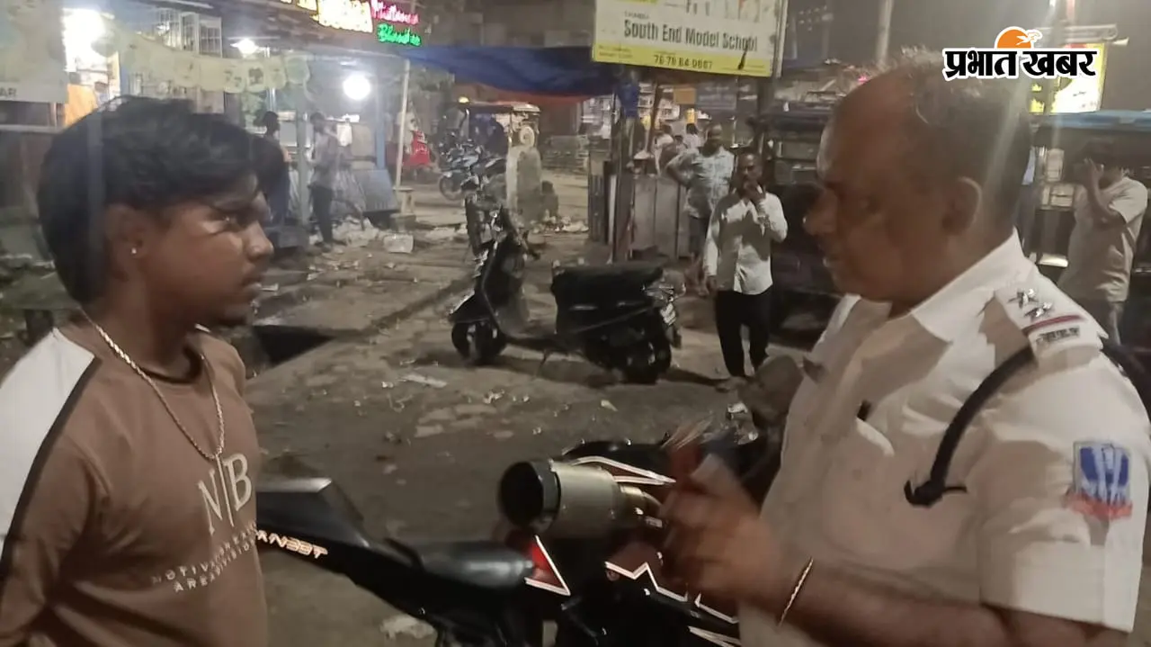 जामुड़िया ट्रैफिक गार्ड ने मॉडिफाइड साइलेंसर के खिलाफ चलाया अभियान, दी कार्रवाई की चेतावनी