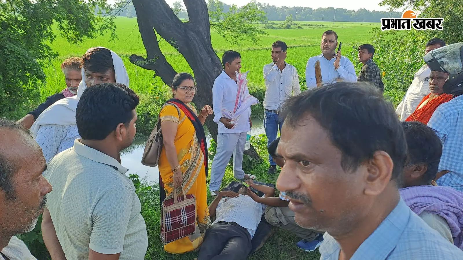 बक्सर : शिक्षक घायल होकर सड़क पर गिरे, गुजर रहे विधायक ने अपनी गाड़ी रुकवाकर पहुंचाया अस्पताल