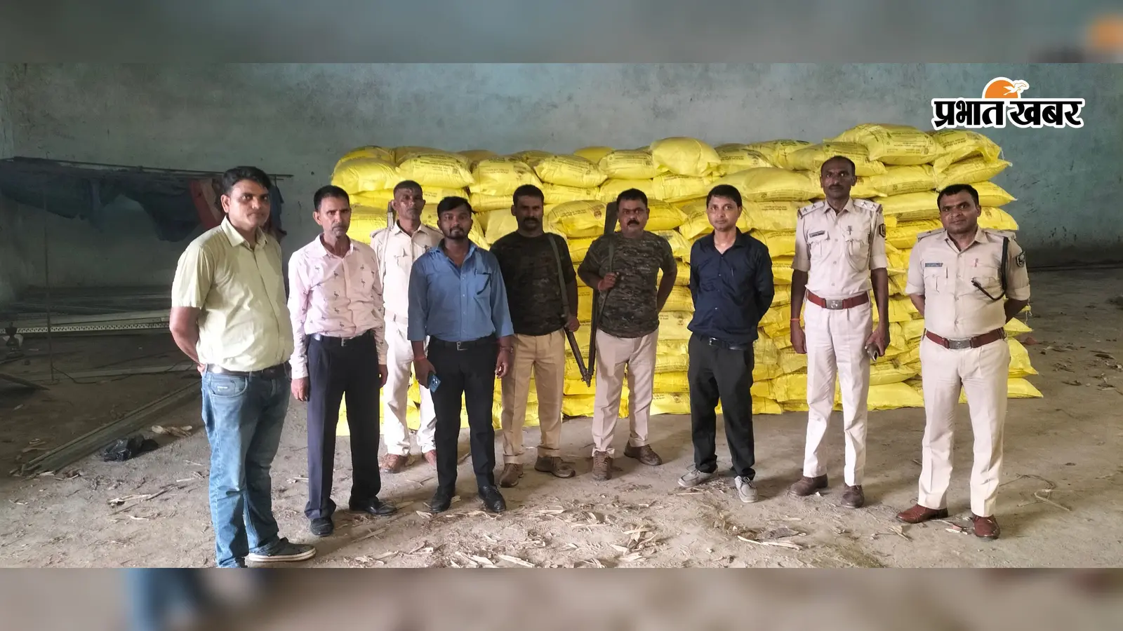 मधुरा दक्षिण गोदाम में छापेमारी, 460 बोरा यूरिया जब्त, कालाबाजारी का शक