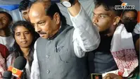 आंदोलनकारी छात्रों के बीच पहुंचे रघुवर दास, बोले- मांगें पूरी नहीं हुईं तो मैं भी अनशन पर बैठूंगा