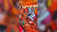 कटोरिया के सेवा शिविर में अश्विनी चौबे ने कांवरियों के पैर दबाए, फल बांटकर दिया सेवा और समर्पण का संदेश