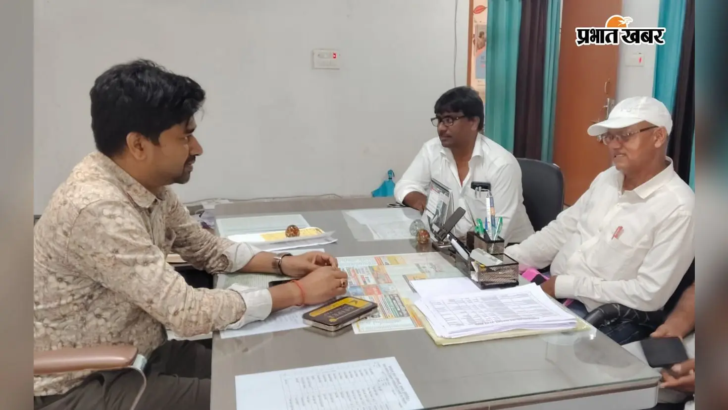 गुलियाडीह में सड़क नहीं होने से लोगों को हो रही परेशान, निर्माण को लेकर सीओ से मिले झामुमो नेता