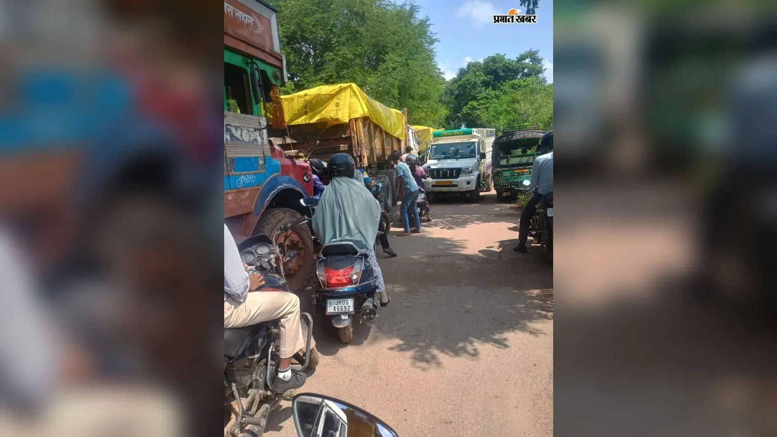 किस्को-लोहरदगा सड़क पर हाइवा का कब्जा, रोज लग रहा लंबा जाम; एंबुलेंस तक फंस रही