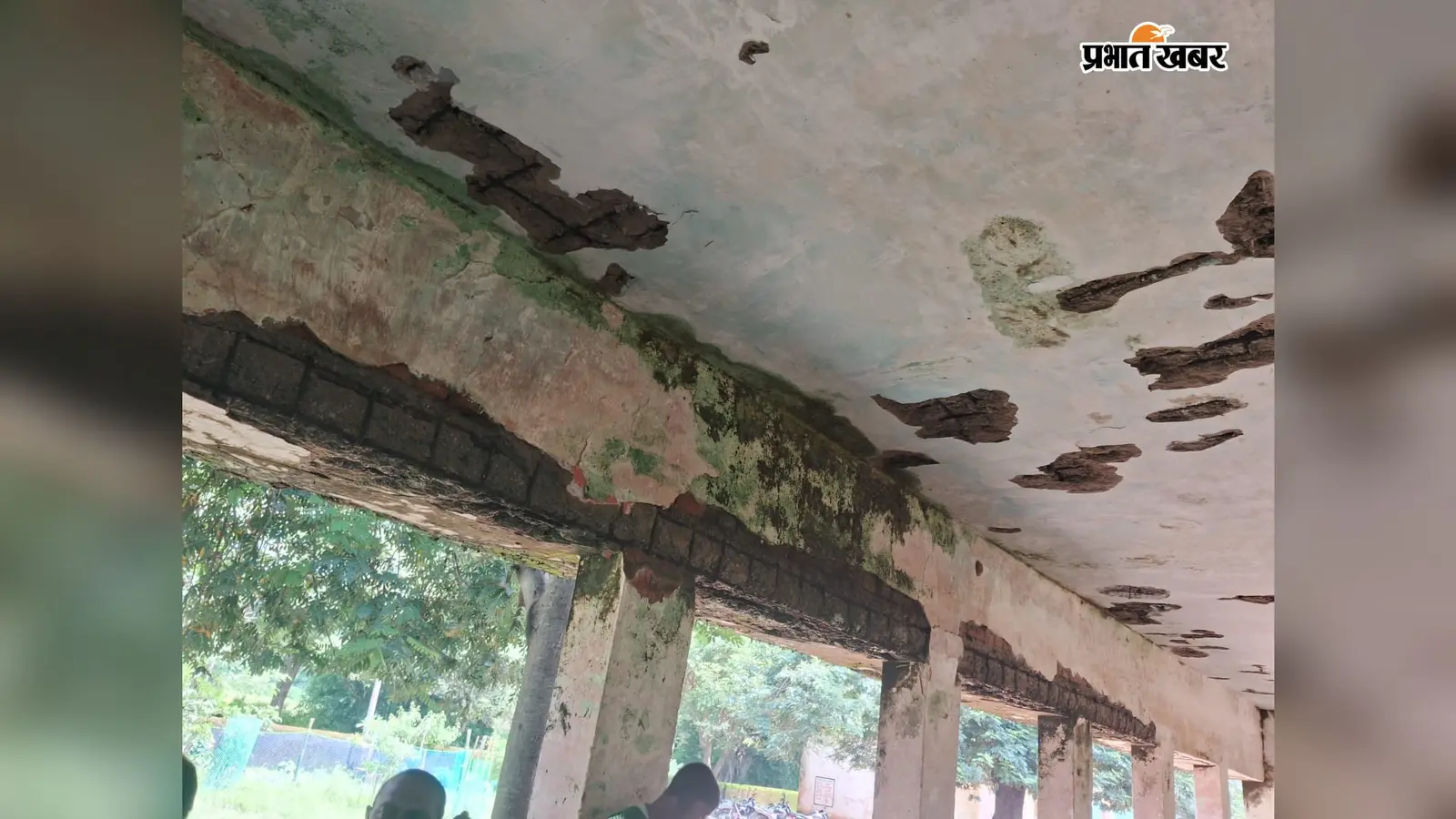 400 बच्चों पर मंडरा रहा खतरा! नरौली स्कूल की जर्जर छत से हादसे की आशंका