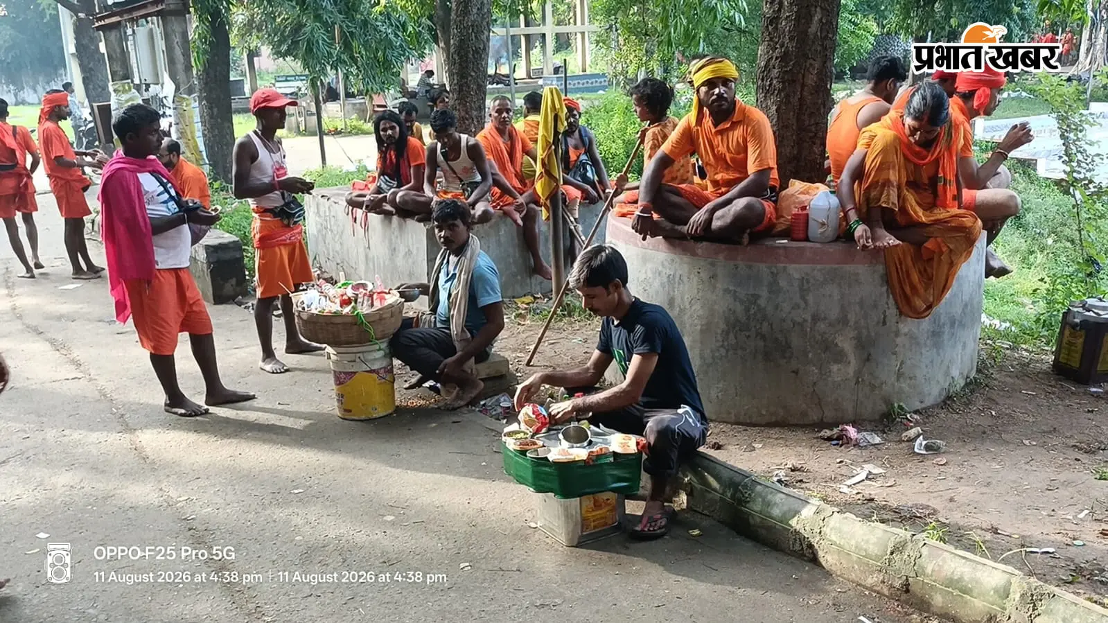 जहां जलती हैं चिताएं, वहां थकान मिटा रहे कांवरियां : देवघर श्मशान घाट बना कांवरियों का विश्राम स्थल