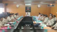 गढ़वा समाहरणालय में मासिक अपराध गोष्ठी आयोजन: लंबित कांडों के त्वरित निष्पादन और अपराधियों पर डिजिटल निगरानी के निर्देश