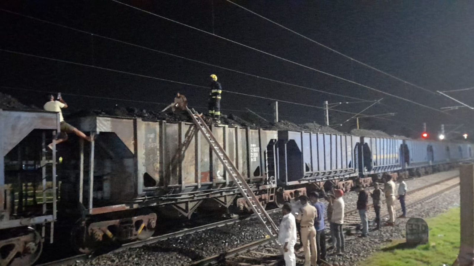 आग बुझाते दमकल कर्मी