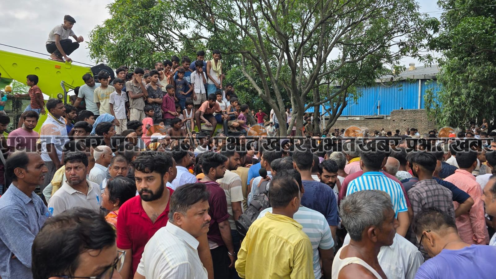 मृतक के घर के बाहर ग्रामीणों की भीड़
