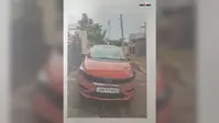कार का नंबर स्कूटी पर लगाकर घूम रहा शख्स, मालिक को मिल रहे हेलमेट के चालान
