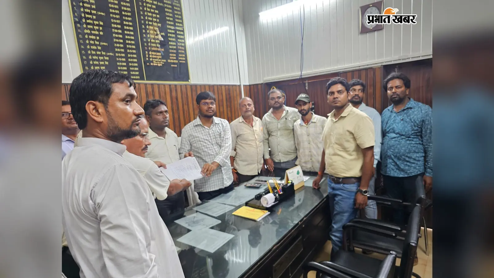9 महीने से मानदेय न मिलने से आक्रोशित आवास कर्मियों ने खोला मोर्चा, BDO को ज्ञापन सौंप 12-13 अगस्त को काम का किया बहिष्कार