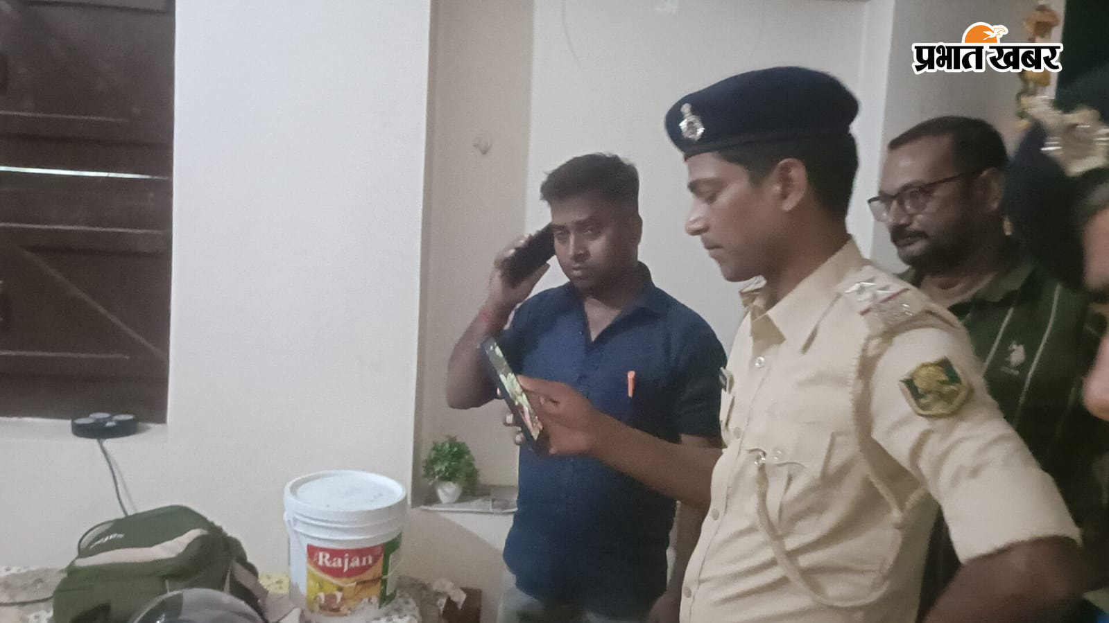 घटना की जांच करते पुलिस पदाधिकारी | Prabhat Khabar Network