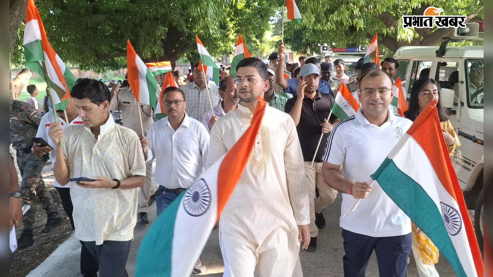 डीएम-एसएसपी की मौजूदगी में निकली भव्य 'तिरंगा यात्रा', देशभक्ति के रंग में रंगा शहर