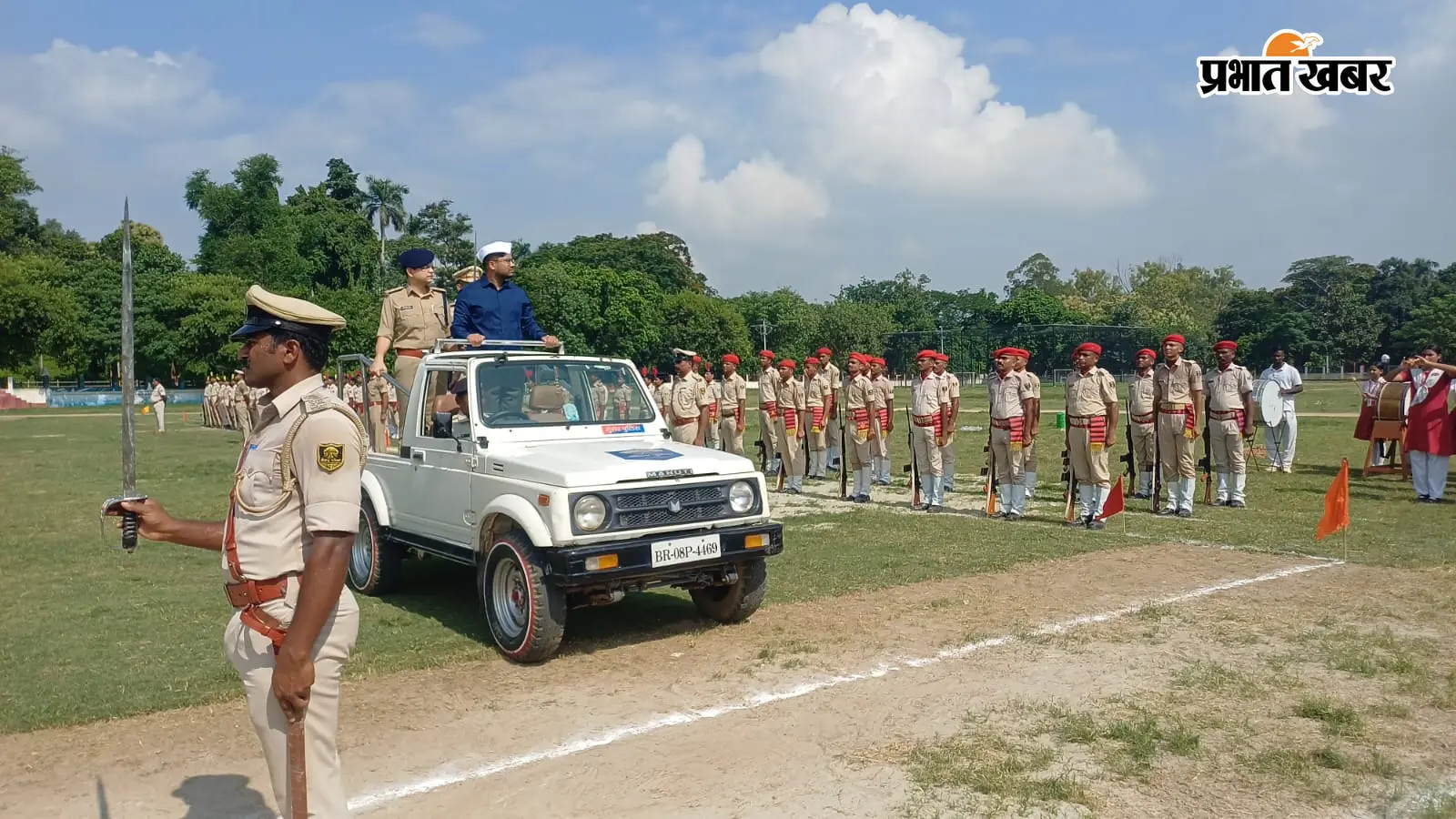स्वतंत्रता दिवस से पहले पोलो मैदान में गूंजा कदमताल का जोश, डीएम-एसपी ने परेड का निरीक्षण कर ली सलामी