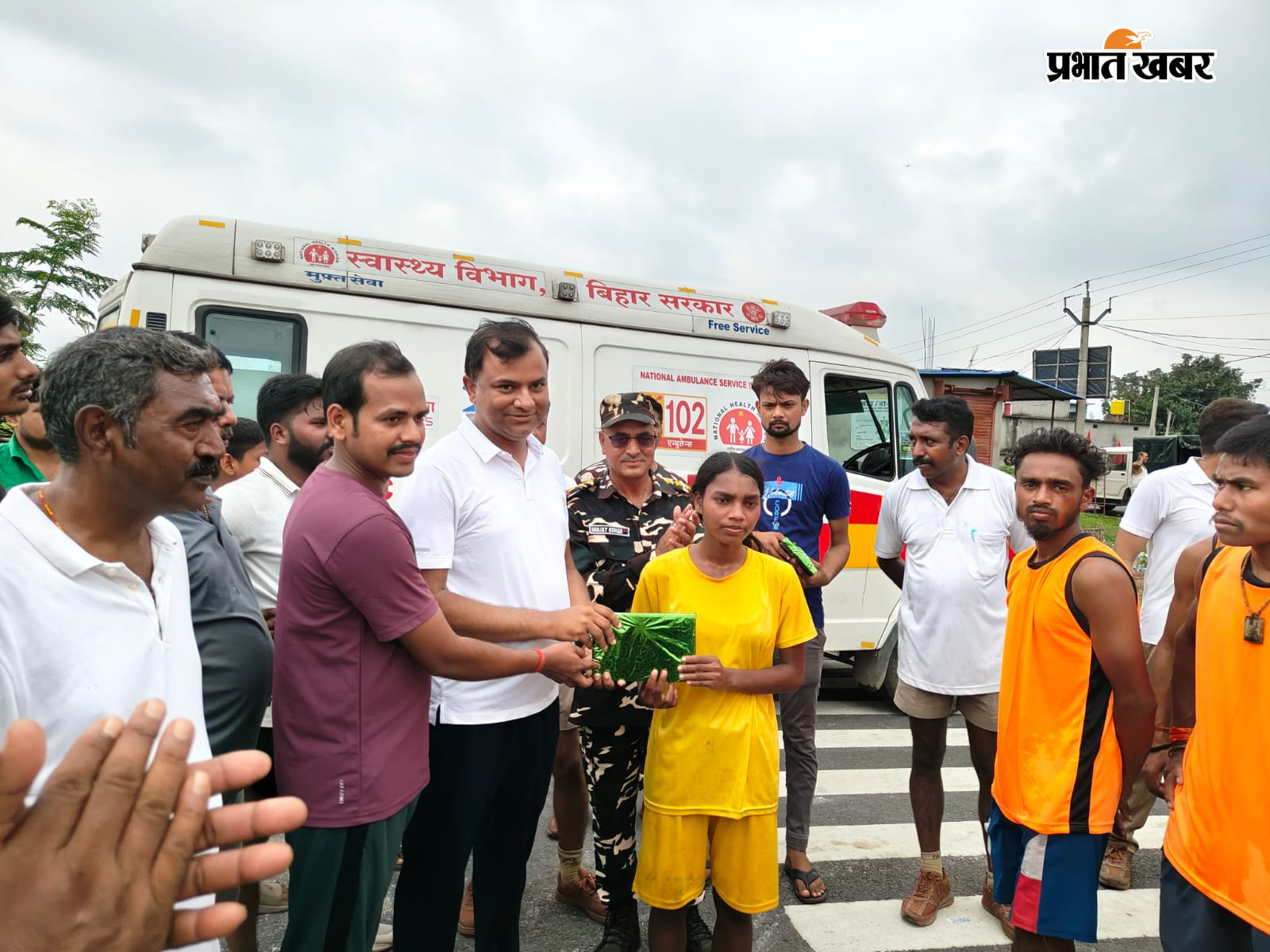प्रतिभागियों के साथ बीडीओ ठाकुरगंज ओर गलगलिया थानाध्यक्ष | Prabhat Khabar Network