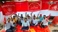 जमालपुर में रेलकर्मियों का फूटा आक्रोश, कैडर पुनर्गठन में देरी के खिलाफ क्रू लॉबी के सामने दिया धरना