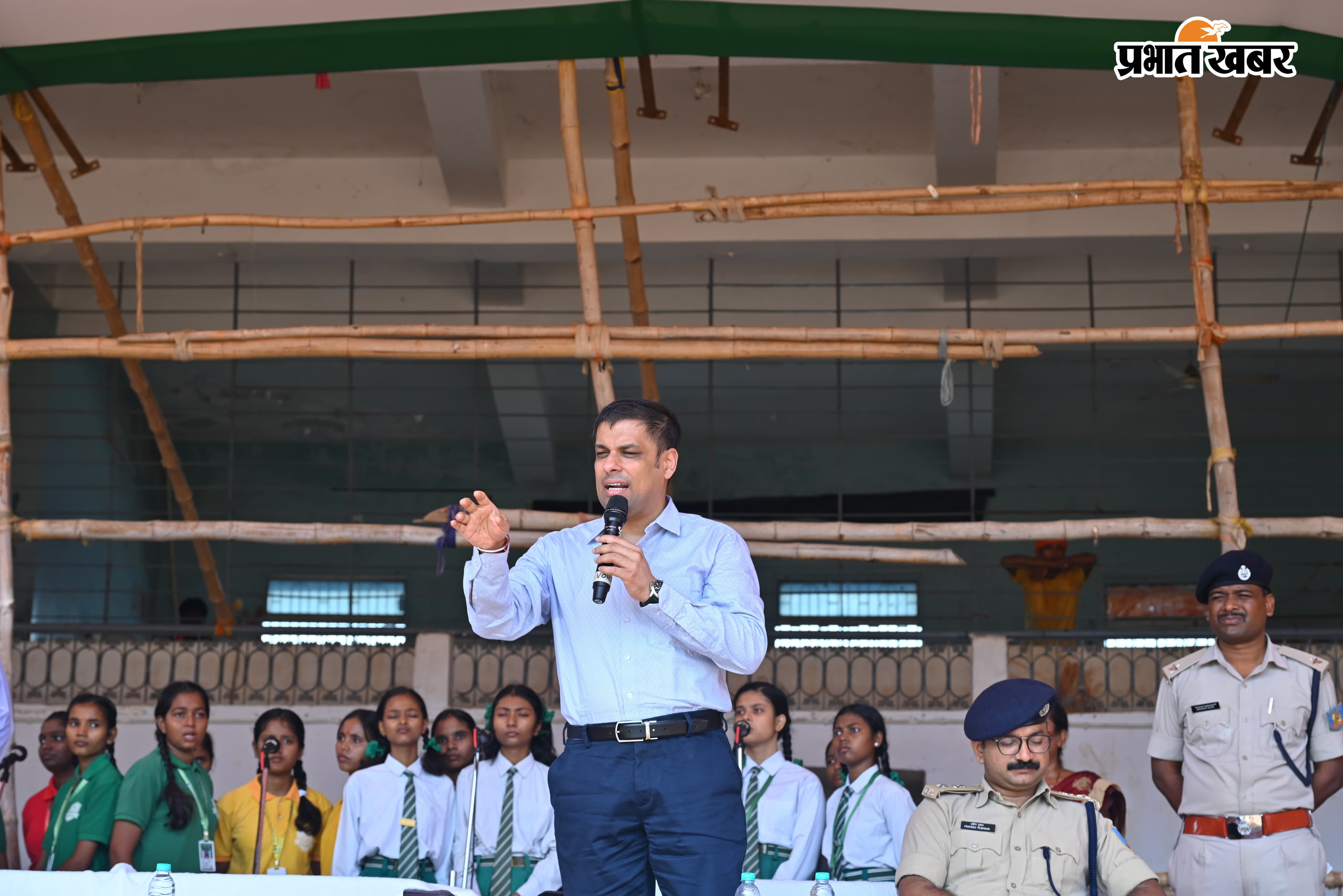 परेड पूर्वाभ्यास का निरीक्षण करते डीसी सौरभ कुमार भुवानिया और एसपी प्रवीण पुष्कर | Prabhat Khabar Network