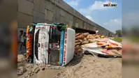 जर्जर बायपास सड़क पर पलटा मक्का लदा ट्रक, चालक गंभीर.