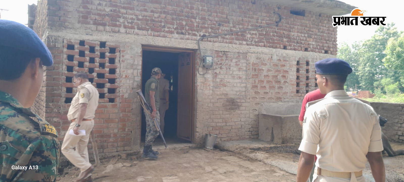 घटनास्थल की जांच करते डोभी पुलिस. | Prabhat Khabar Network