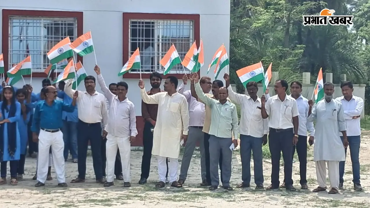 जलालपुर कला में मुखिया के नेतृत्व में निकाली गई तिरंगा यात्रा, हर घर पर लगाने की अपील