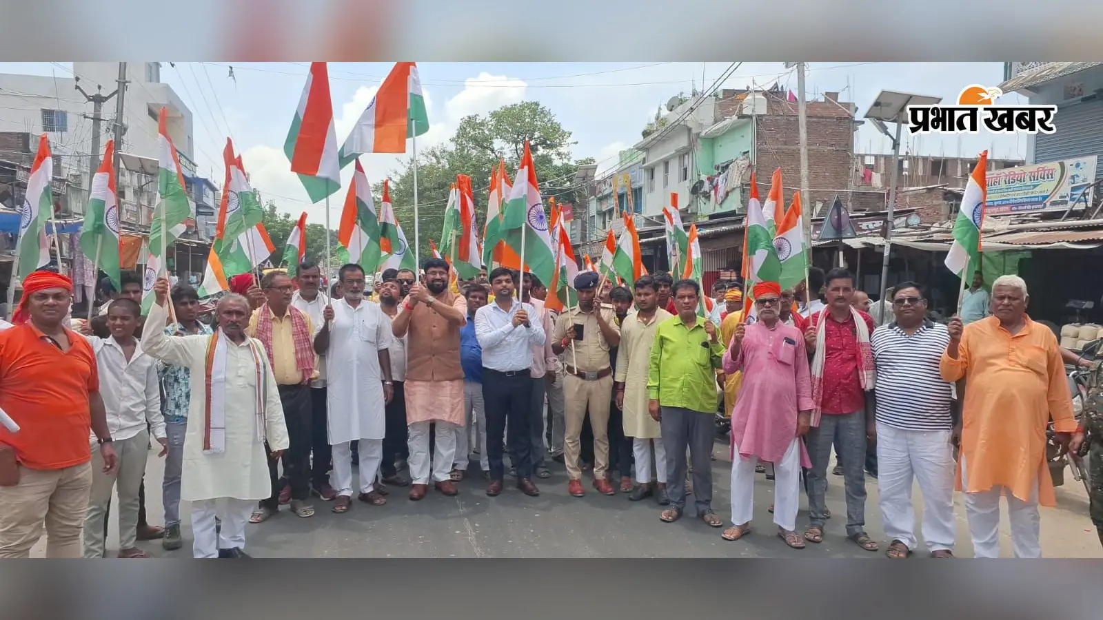 सारण के इसुआपुर में विधायक के नेतृत्व में निकली तिरंगा यात्रा, शहीदों को किया नमन