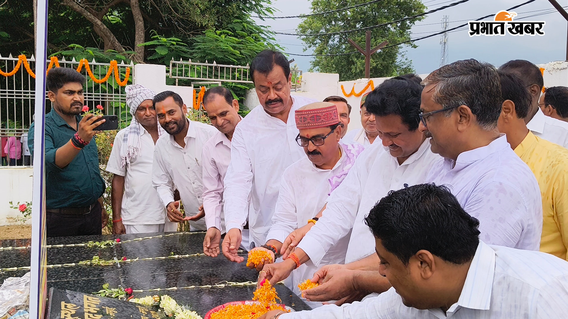 फोटो पूर्व विधायक के समाधी स्थल पर पुष्पांजलि अर्पित करते गणमान्य | Prabhat Khabar Network