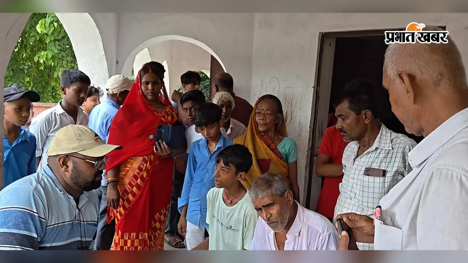 हाजीपुर: महुआ में शिक्षक की पिटाई से छात्र बेहोश, निजी अस्पताल में कराया भर्ती, परिजनों ने लगाया मारपीट का आरोप
