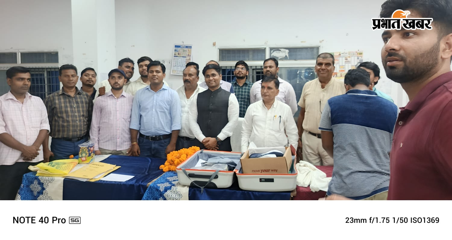फोटो केप्सन -डीएसपी में चयनित निर्वतमान बेलदौर सीओ को सम्मानित कर विदाई देते आरओ समेत अंचल कर्मी। | Prabhat Khabar Network