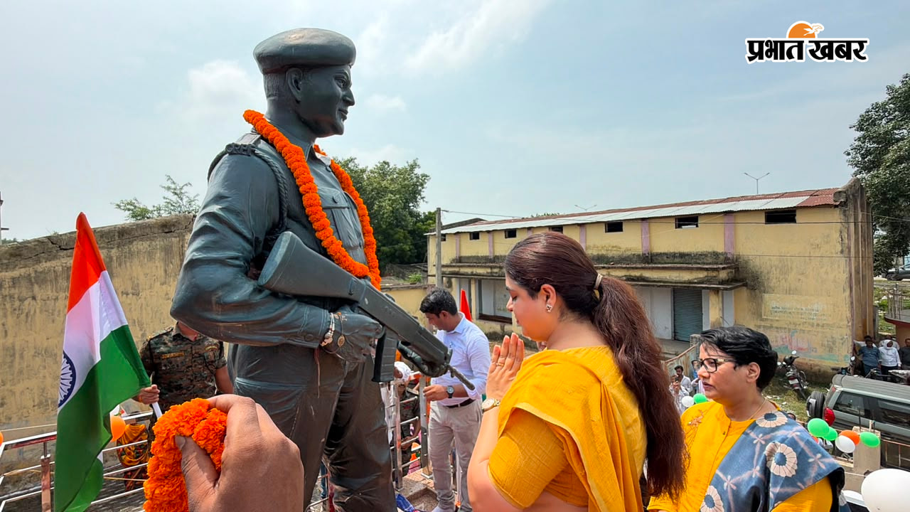 तिरंगा यात्रा में शामिल अधिकारी व अन्य | Prabhat Khabar Network