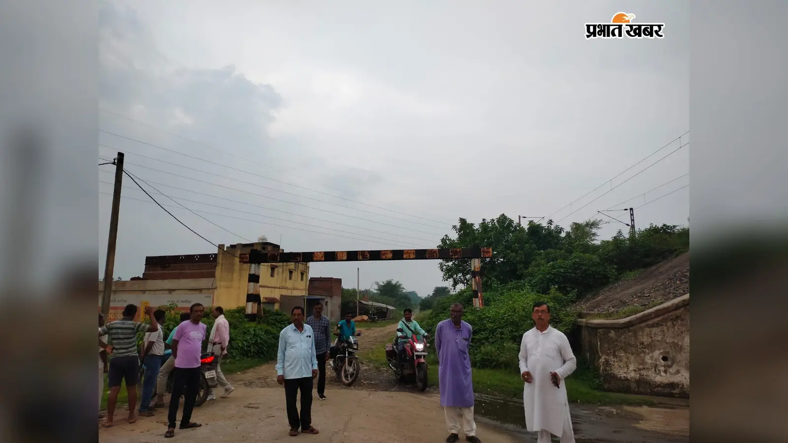 रेलवे गेट बंद होने से 2000 ग्रामीणों की राह मुश्किल, आवागमन में भारी परेशानी