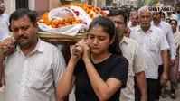अलीगढ़ में 19 वर्षीय बेटी ने पिता की अर्थी को दिया कंधा, अंतिम यात्रा का दृश्य देखकर रो पड़े लोग