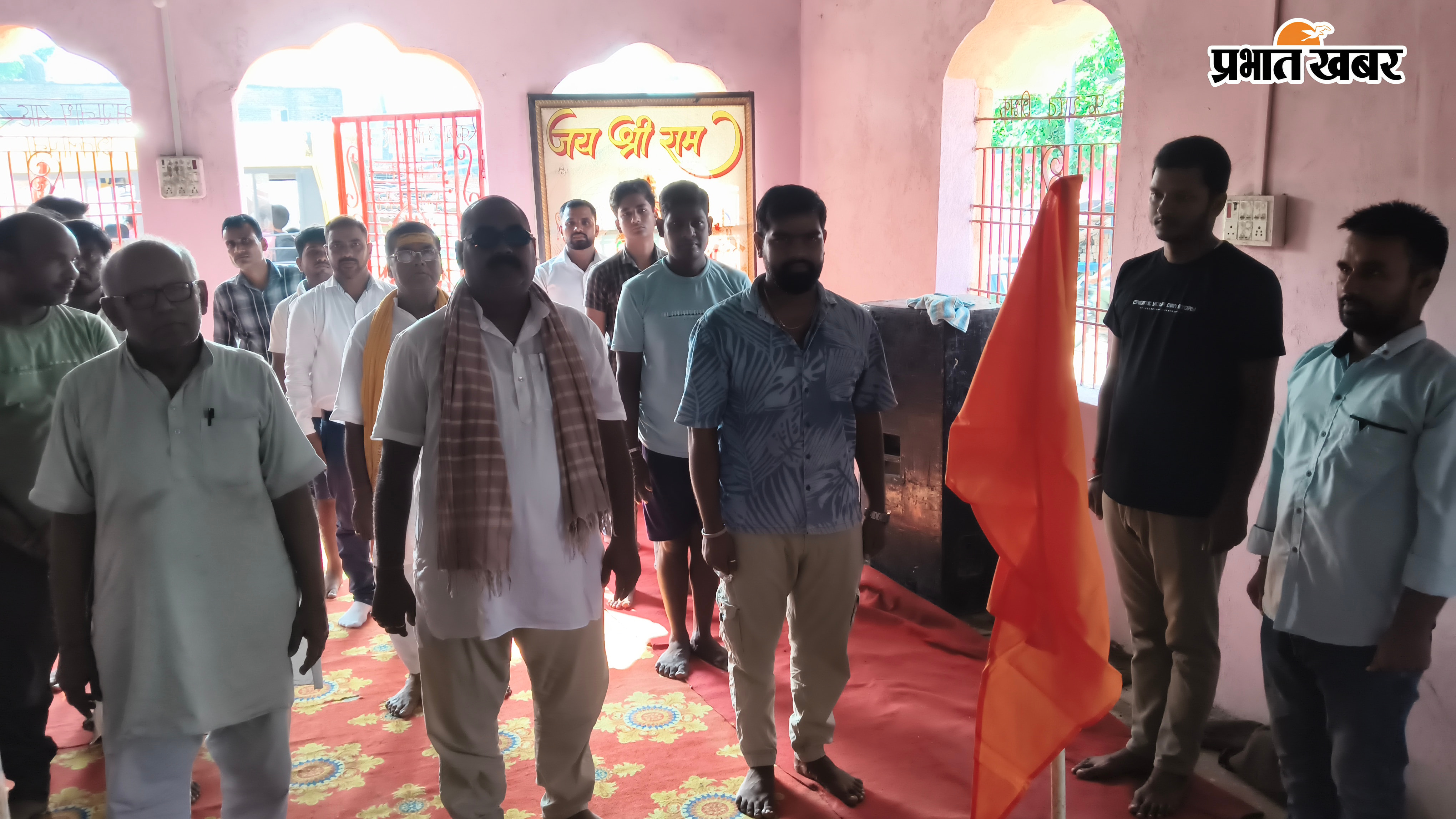 गुरु दक्षिणा कार्यक्रम करते स्वयंसेवक. | Prabhat Khabar Network