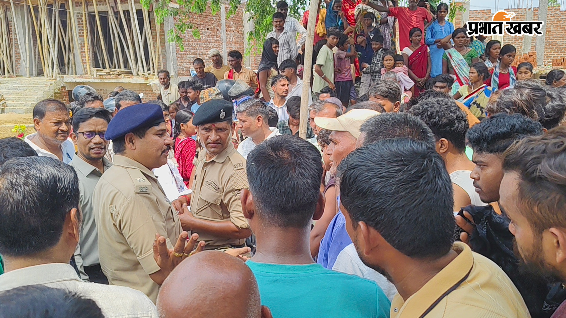 रोते बिलखते परिजन, सड़क जाम कर रहे लोगों को समझती बुझाती पुलिस और जाम के कारण लगा वाहनों की लंबी कतार | Prabhat Khabar Network