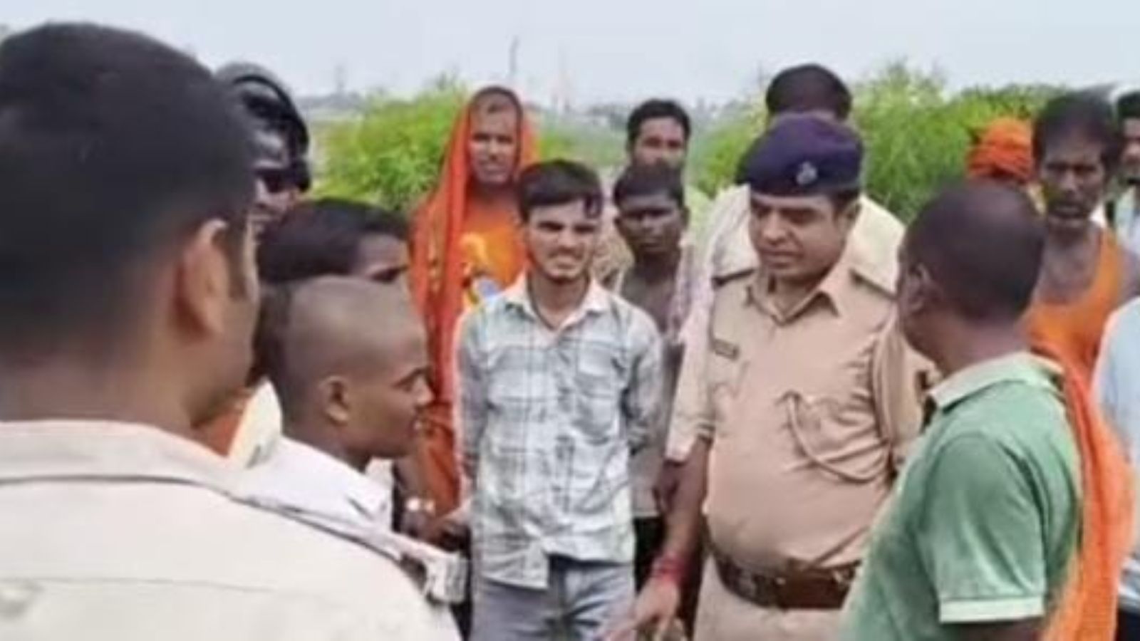 हंगामा करते लोगों को समझाती पुलिस