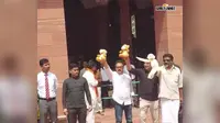 संसद में PM की गैरमौजूदगी पर विपक्ष का हंगामा, सुखदेव भगत बोले- जवाब देने से भाग रही सरकार