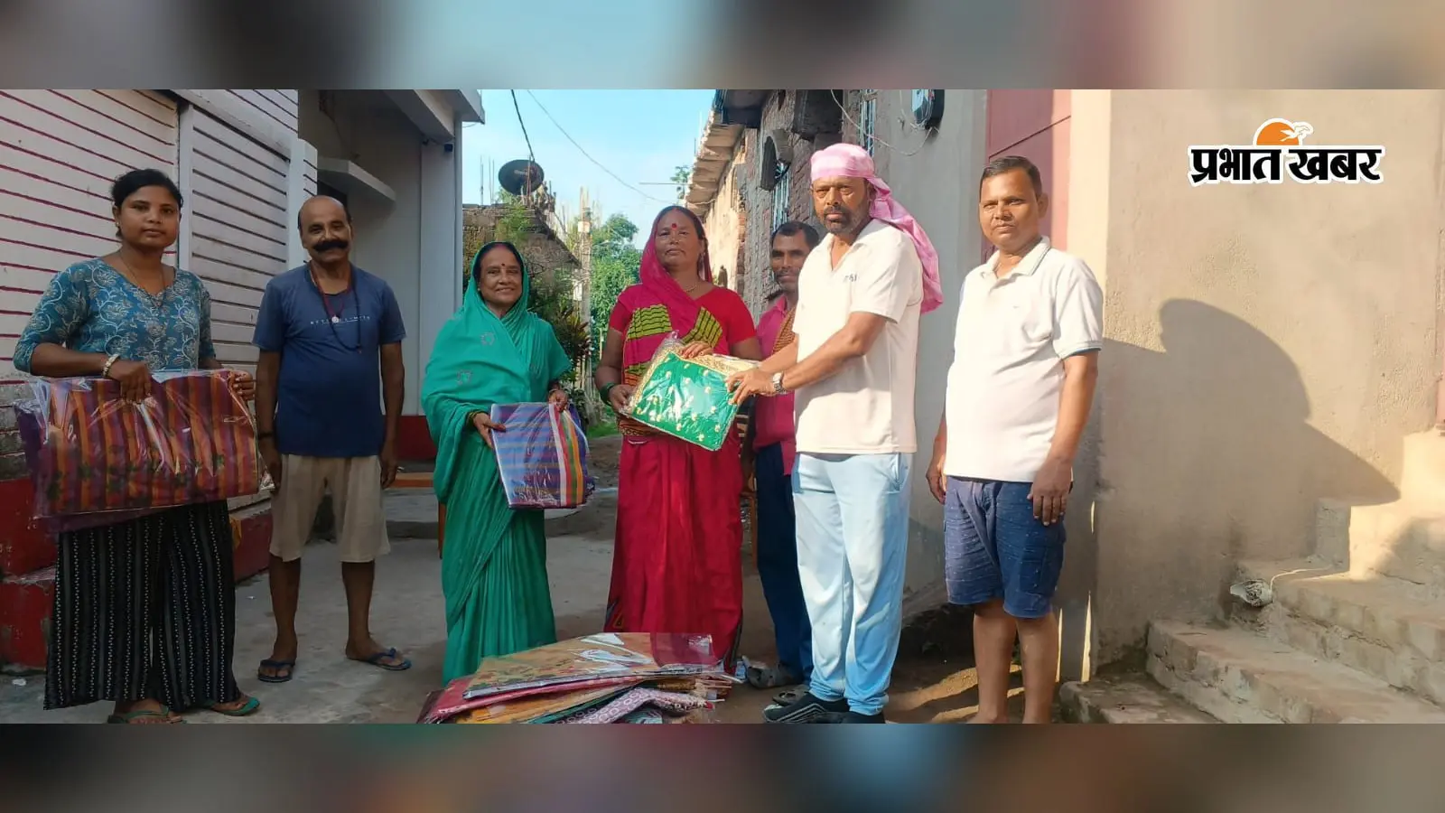 मधेपुरा में श्रावण की तीसरी सोमवारी पर वार्ड-14 में जरूरतमंद महिलाओं को मिली साड़ियां, सामाजिक सेवा का दिया संदेश