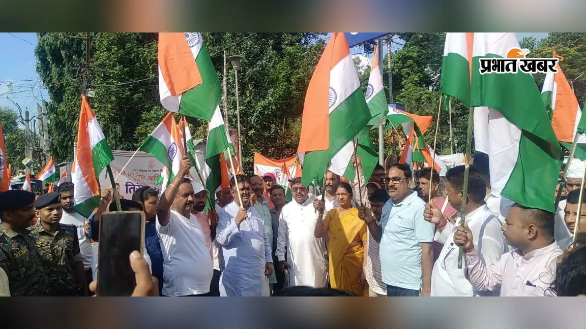 नगर निगम ने निकाली भव्य तिरंगा यात्रा, देशभक्ति के नारों से गूंजा शहर