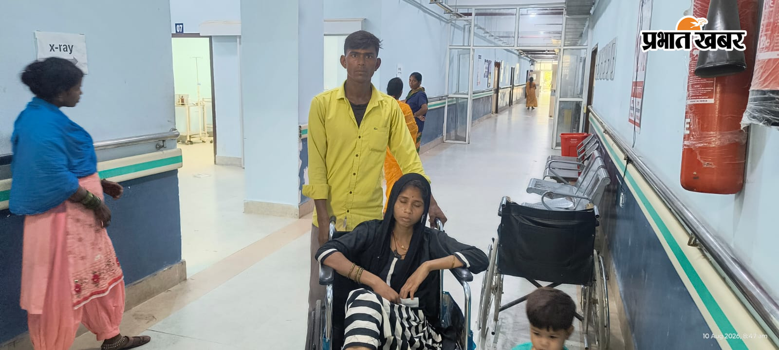 फोटो नं 103. इमरजेंसी वार्ड में टूटे हुए व्हीलचेयर पर मरीज को ले जाते परिजन. | Prabhat Khabar Network