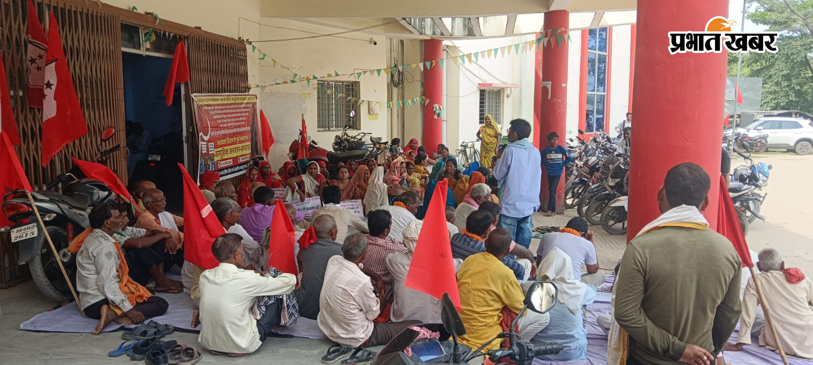 सामूहिक अनशन में शामिल खेग्रामस एवं भाकपा माले के कार्यकर्ता | Prabhat Khabar Network