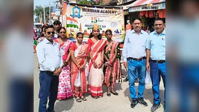 झुमरीतिलैया में मेरिडियन अकादमी के बच्चों ने निकाली तिरंगा यात्रा, देशभक्ति के नारों से गूंजा शहर